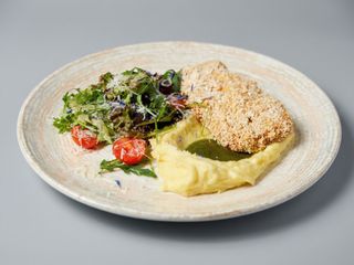 Шніцель курячий з моцарелою та картопляним пюре