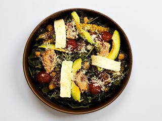 Салат з хурмою, брі та лососем