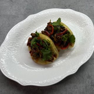 Бао з яловичиною та пряним соусом