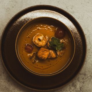 Гарбузовий крем-суп з креветкою та лососем