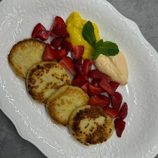 Сирники з полуницею