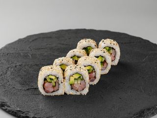 Рол Каліфорнія з креветкою в кунжуті