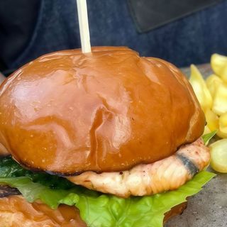 Бургер з лососем та картопляними діпами