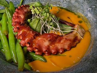 Смажені щупальця восьминога з бататом та спаржею