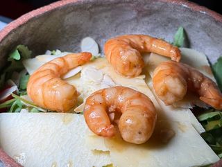 Салат з тигровими креветками,авокадо та рукколою