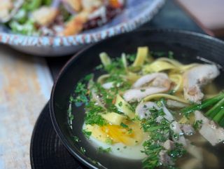 Курячий суп з домашньою локшиною