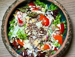 Салат з філе грейпфут, в`яленими томатами та фісташкою