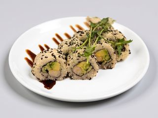 Каліфорнія з креветкою у кунжуті