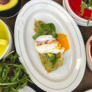 Авокадо-тост з яйцем-пашот