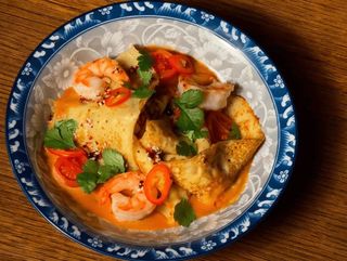 Млинці з креветками під соусом том-ям