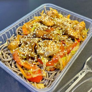 Локшина Соба з куркою унагі та овочами