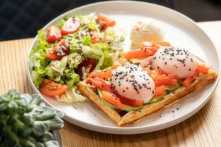 Вафля з лососем та морозивом Голландез (440г)