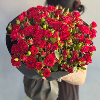 Букет з червоної троянди спрей M