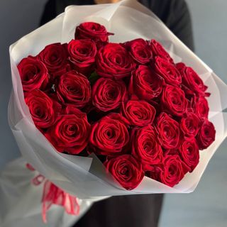 25 червоних троянд