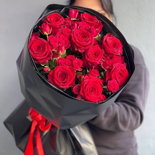 Букет з червоних троянд ред наомі та спрей