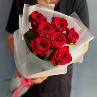 7 червоних троянд