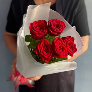 5 червоних троянд