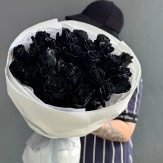 15 чорних троянд