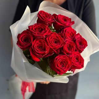 11 червоних троянд