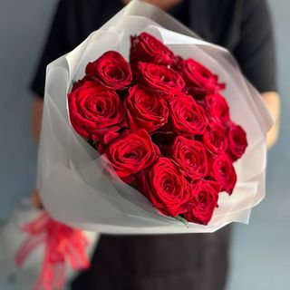 15 червоних троянд