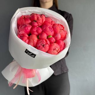 Букет з коралових півоній