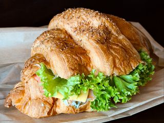 Круасан з лососем