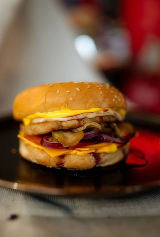  Бургер Сирний + картопля по-селянськи + соус та напій 0.5