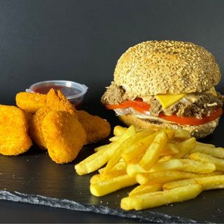 Бургер з рваним м'ясом з картоплею та нагетсами