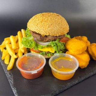 Бургер подвійний з картоплею та нагетсами