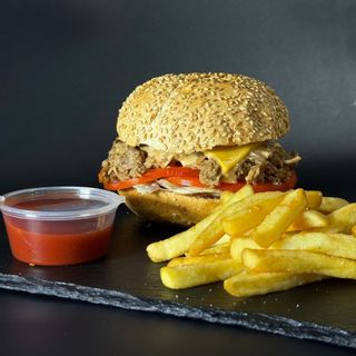 Бургер з рваним мясом з картоплею