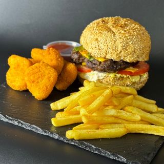 Бургер Біф з картоплею та нагетсами