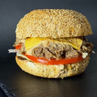 Бургер з рваним м'ясом