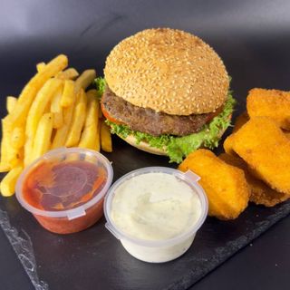 Бургер фірмовий з картоплею на нагетсами