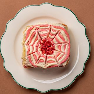 Полунична канелла