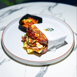 Егг дроп сендвіч з беконом