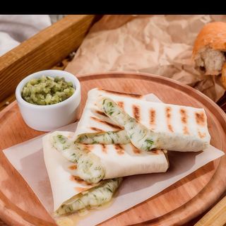 Сулугуні в лаваші з сосискою