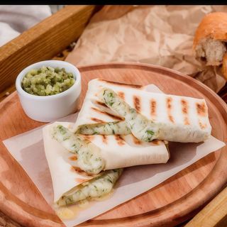 Сулугуні в лаваші з картоплею фрі