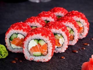 Рол Каліфорнія в ікрі з лососем (260г)