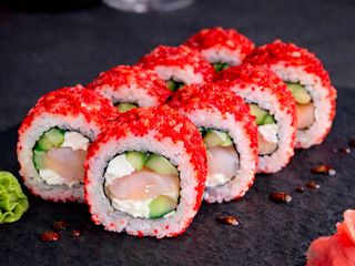 Рол Каліфорнія в ікрі з окунем (260г)