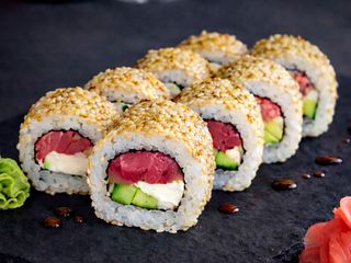 Рол Каліфорнія в кунжуті з тунцем (250г)