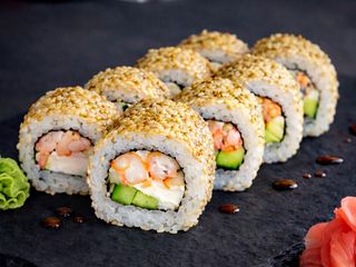 Рол Каліфорнія в кунжуті з креветкою (250г)