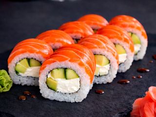 Філадельфія з лососем і авокадо