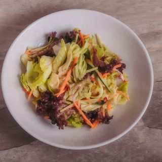 Салат овочевий з Гамадарі (горіховим соусом) (210г)