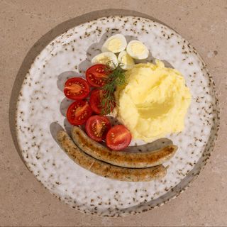 Курячі ковбаски з картопляним пюре та чері