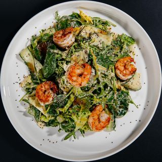 Салат з тигровими креветками та горіховим соусом