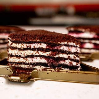 Шоколадний медовик з вишнею (100г)