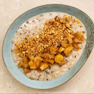 Вівсяна каша з гранолою та карамелізованими яблуками