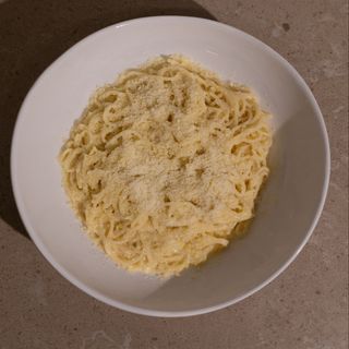 Макарони з пармезаном та вершками