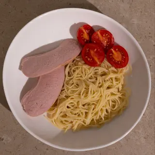 Сарделька з макаронами та чері