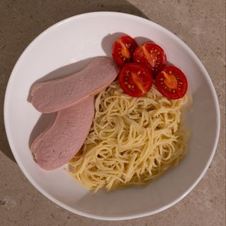 Сарделька з макаронами та чері